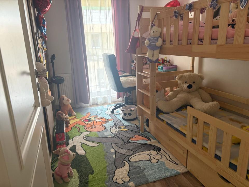 Apartament cu 3 camere,etaj 1,garaj de 30 mp