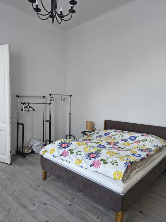 Apartament in zona centrala,finisat (cladire istorica ),mobilat,cu parcare