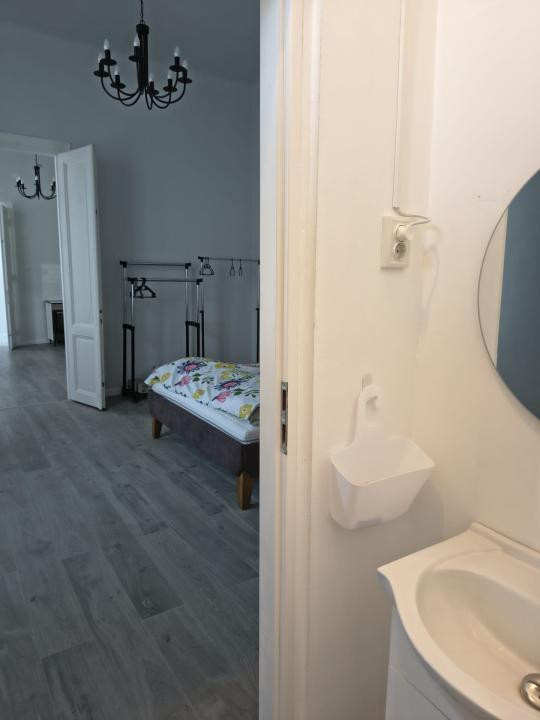 Apartament in zona centrala,finisat (cladire istorica ),mobilat,cu parcare