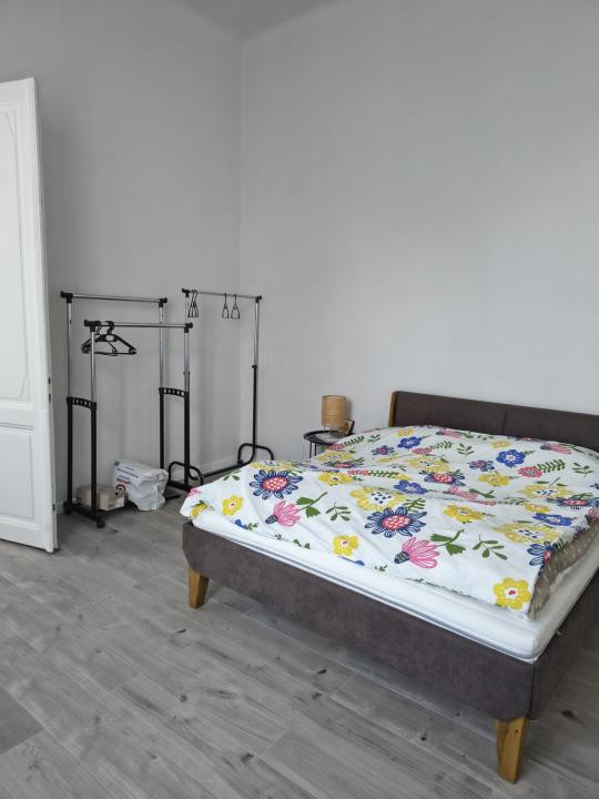 Apartament in zona centrala,finisat (cladire istorica ),mobilat,cu parcare