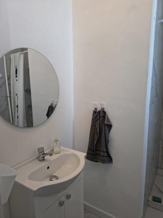 Apartament in zona centrala,finisat (cladire istorica ),mobilat,cu parcare
