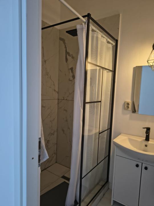 Apartament in zona centrala,finisat (cladire istorica ),mobilat,cu parcare