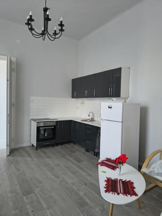 Apartament in zona centrala,finisat (cladire istorica ),mobilat,cu parcare
