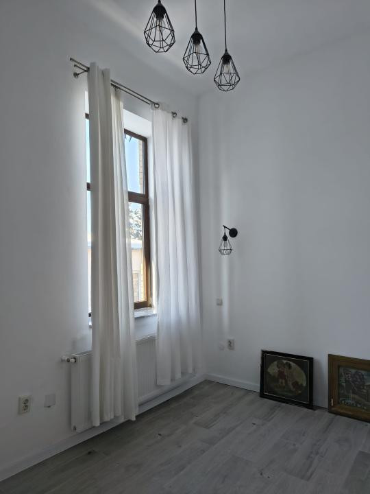 Apartament in zona centrala,finisat (cladire istorica ),mobilat,cu parcare
