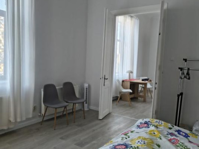 Apartament in zona centrala,finisat (cladire istorica ),mobilat,cu parcare