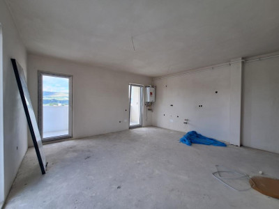 Apartament semifinisat cu CF, bloc nou, zona Eroilor