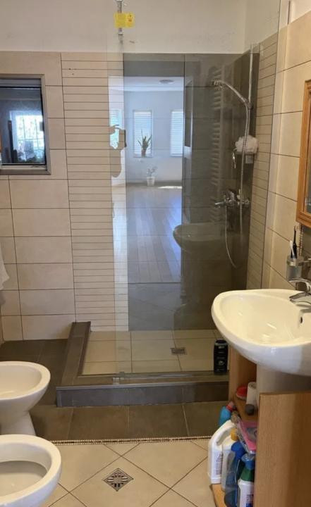 Casă individuală cu 6 camere și garaj 