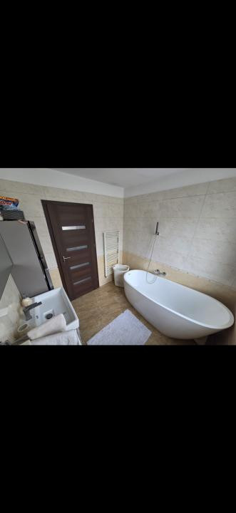 Duplex cu 4 camere,curte,zona Terra