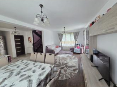 Duplex cu 4 camere,curte,zona Terra