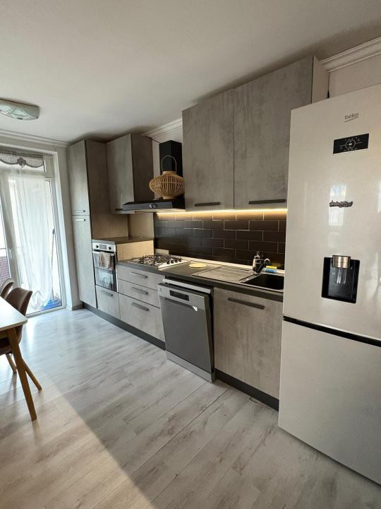 Apartament cu 3 camere,2 balcoane,parcare,zona Tineretului