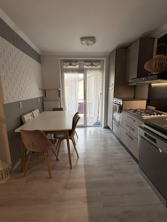 Apartament cu 3 camere,2 balcoane,parcare,zona Tineretului