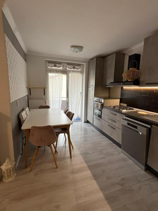 Apartament cu 3 camere,2 balcoane,parcare,zona Tineretului