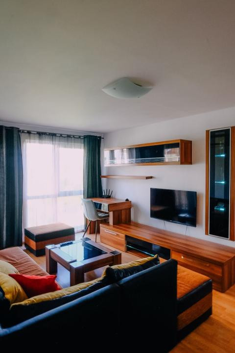 Apartament decomandat, etajul 1, parcare, strada Eroilor