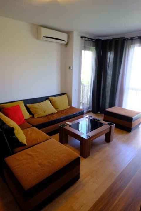 Apartament decomandat, etajul 1, parcare, strada Eroilor