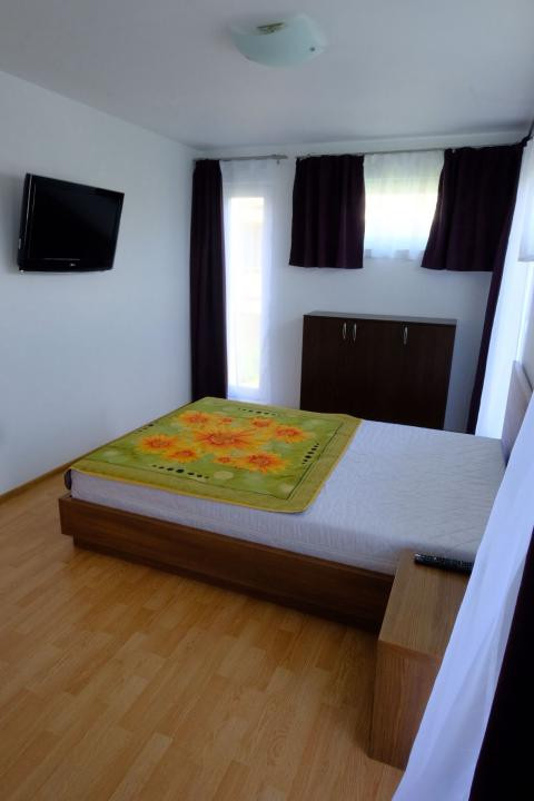 Apartament decomandat, etajul 1, parcare, strada Eroilor