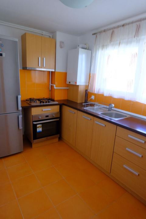 Apartament decomandat, etajul 1, parcare, strada Eroilor