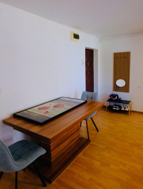 Apartament decomandat, etajul 1, parcare, strada Eroilor