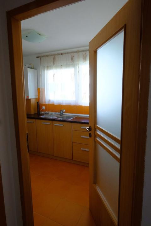 Apartament decomandat, etajul 1, parcare, strada Eroilor