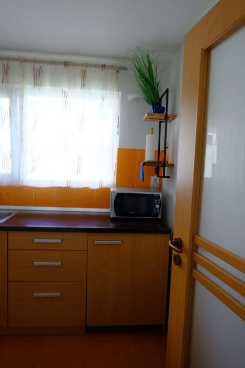 Apartament decomandat, etajul 1, parcare, strada Eroilor