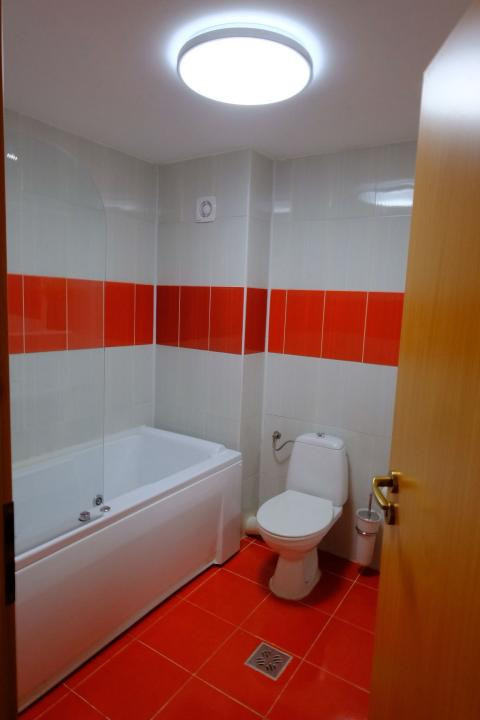 Apartament decomandat, etajul 1, parcare, strada Eroilor