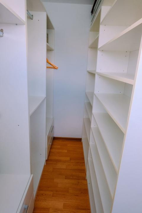 Apartament decomandat, etajul 1, parcare, strada Eroilor