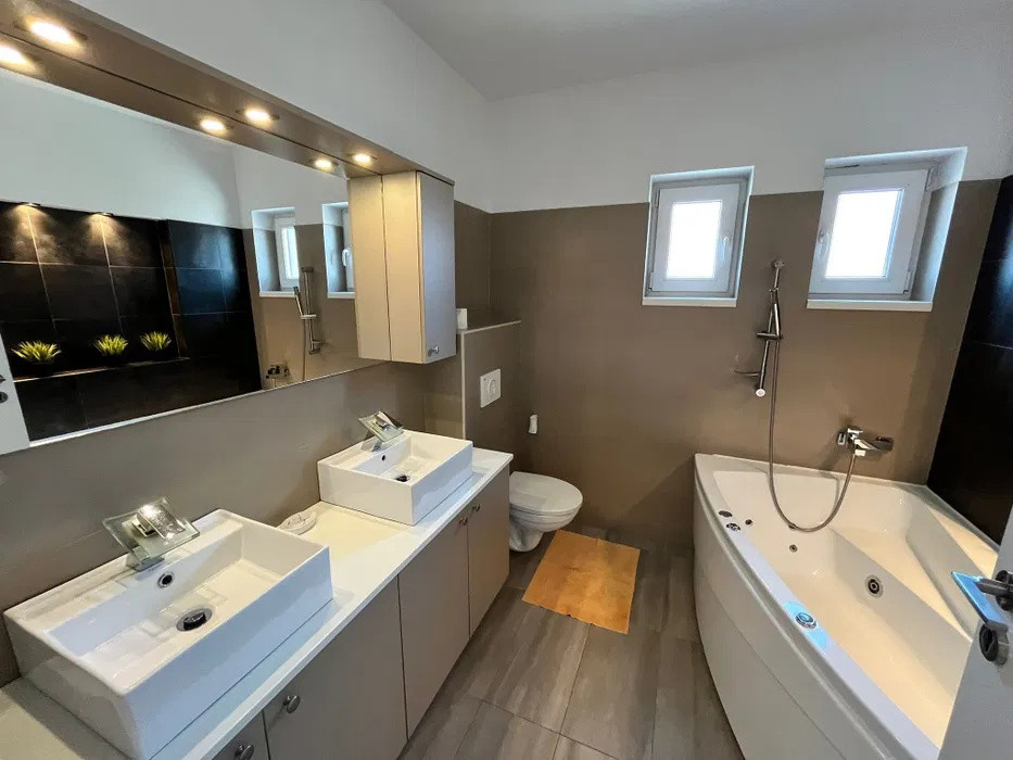 Casă tip duplex, 5 camere, garaj, curte, PETFRIENDLY, zona Auchan Iris