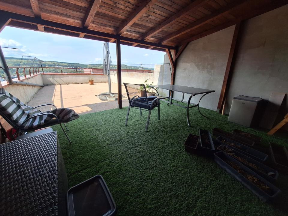 Apartament cu 2 camere, 56 mp, terasa de 50 mp, zona Razoare