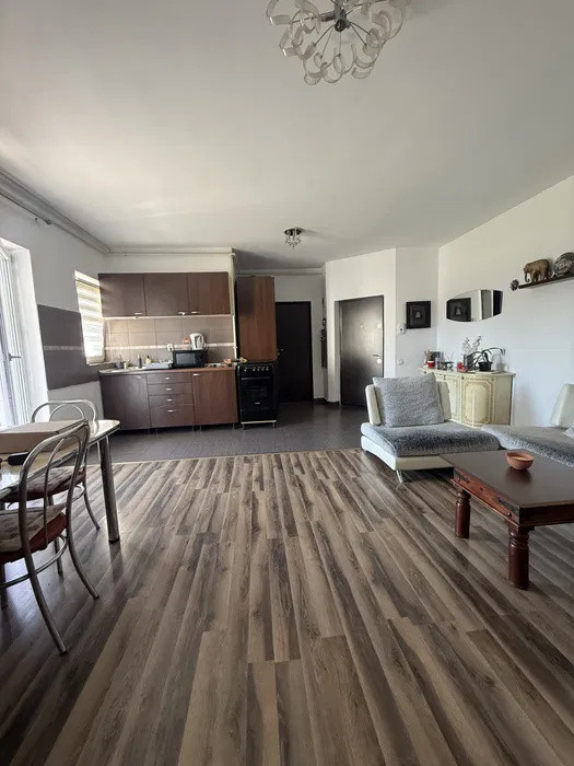 Apartament cu 2 camere, 51 mp, balcon, etajul 1, zona Cetatii