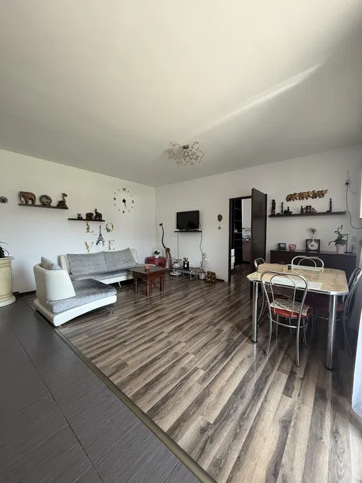 Apartament cu 2 camere, 51 mp, balcon, etajul 1, zona Cetatii