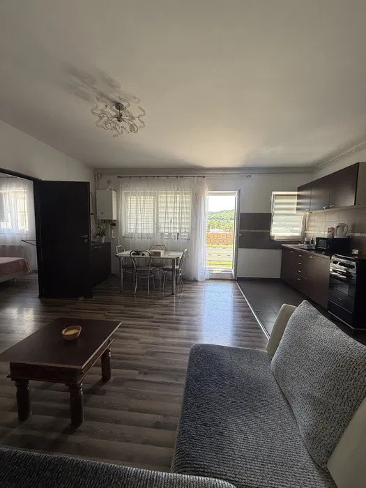 Apartament cu 2 camere, 51 mp, balcon, etajul 1, zona Cetatii