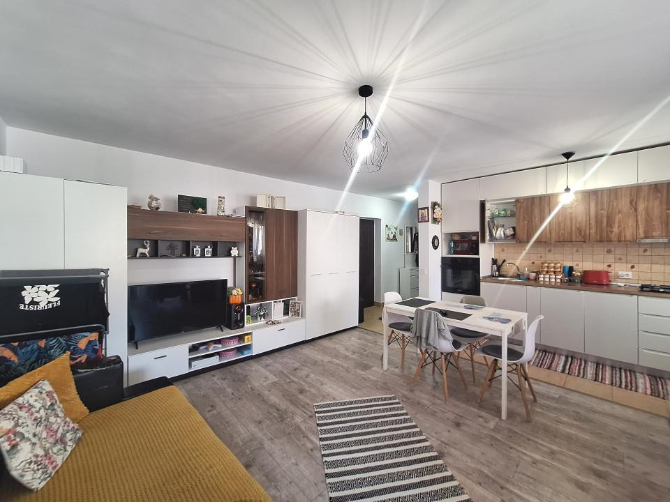 Apartament cu 2 camere, 49 mp, balcon, zona Sub Cetate