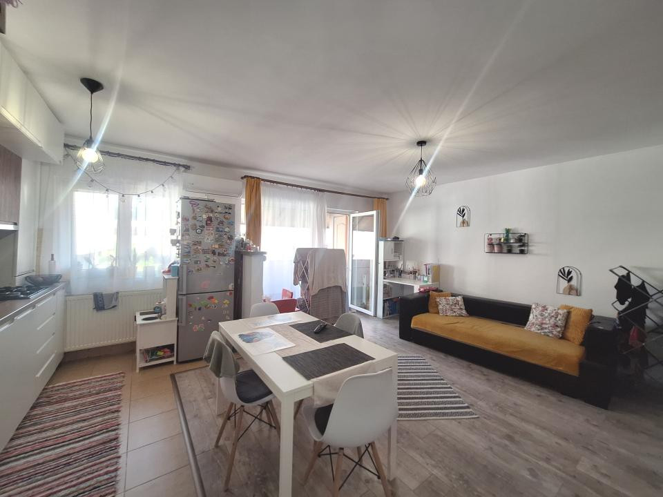 Apartament cu 2 camere, 49 mp, balcon, zona Sub Cetate