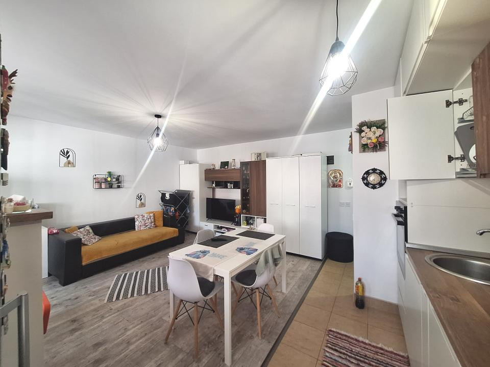 Apartament cu 2 camere, 49 mp, balcon, zona Sub Cetate