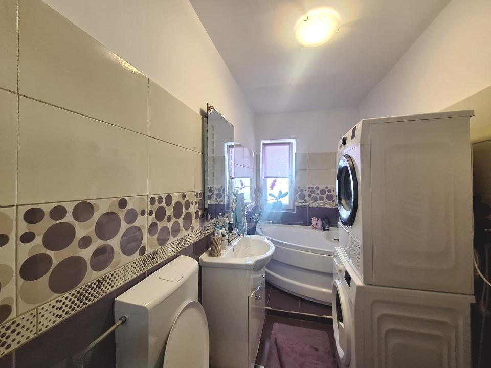 Apartament cu 2 camere, 49 mp, balcon, zona Sub Cetate