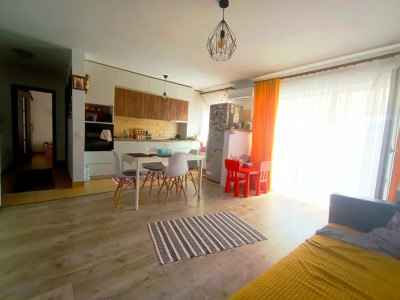 Apartament cu 2 camere, 49 mp, balcon, zona Sub Cetate