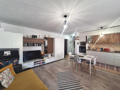 Apartament cu 2 camere, 49 mp, balcon, zona Sub Cetate