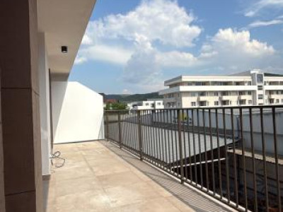 Apartament cu 2 camere ,etaj intermediar ,terasă,parcare subterană , zona Eroilo
