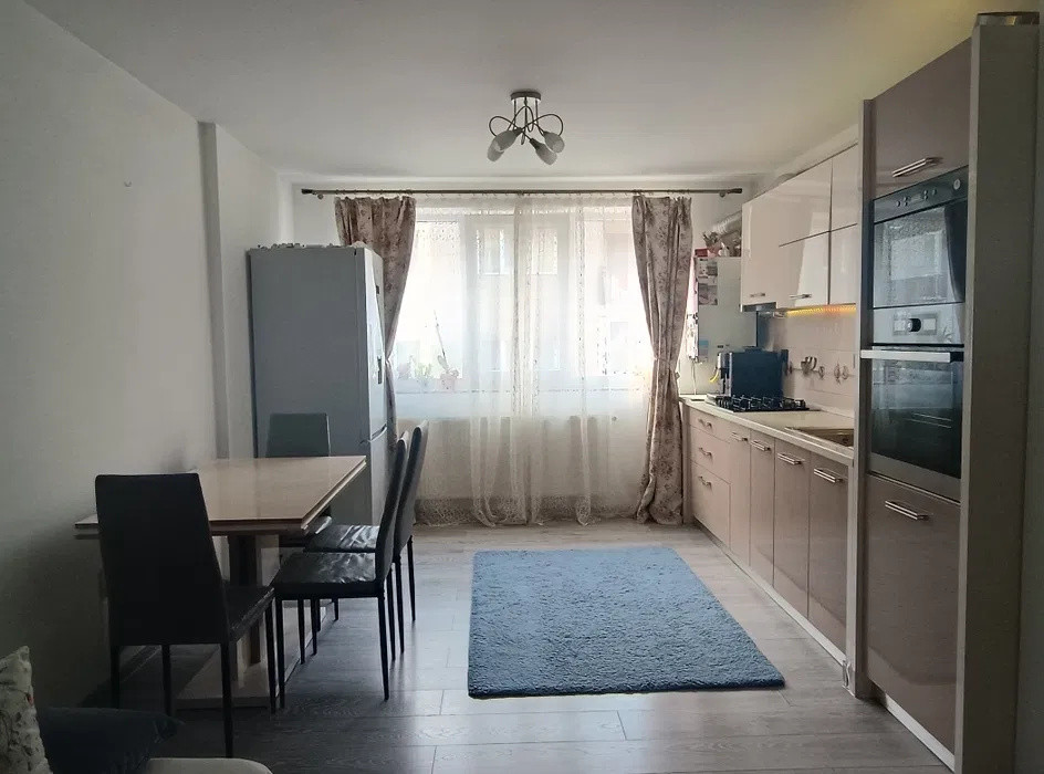 Apartament cu 2 camere, etajul 1, balcon, zona Primariei Floresti