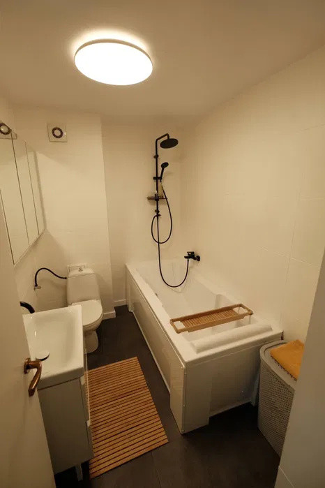 Apartament cu 2 camere, parcare, etaj intermediar, zona Eroilor
