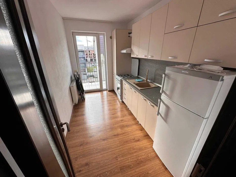 Apartament decomandat, parcare, etaj intermediar, zona Florilor