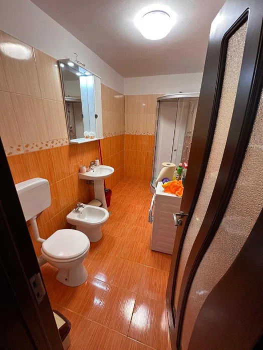 Apartament decomandat, parcare, etaj intermediar, zona Florilor