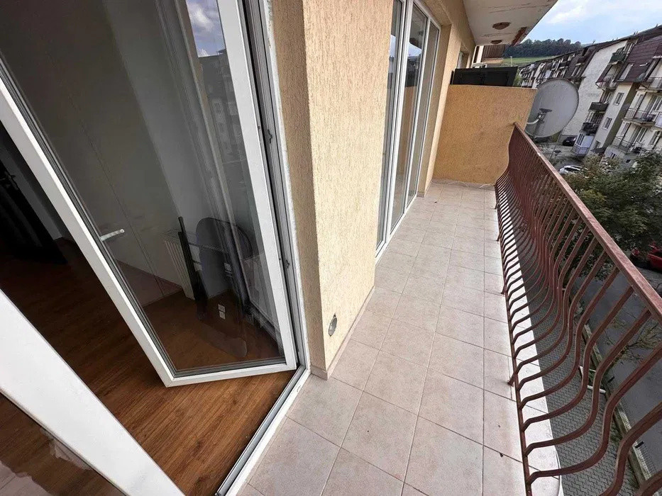 Apartament decomandat, parcare, etaj intermediar, zona Florilor