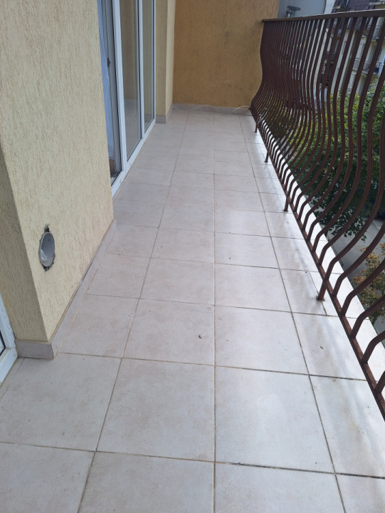 Apartament decomandat, balcon, etaj intermediar, zona Florilor