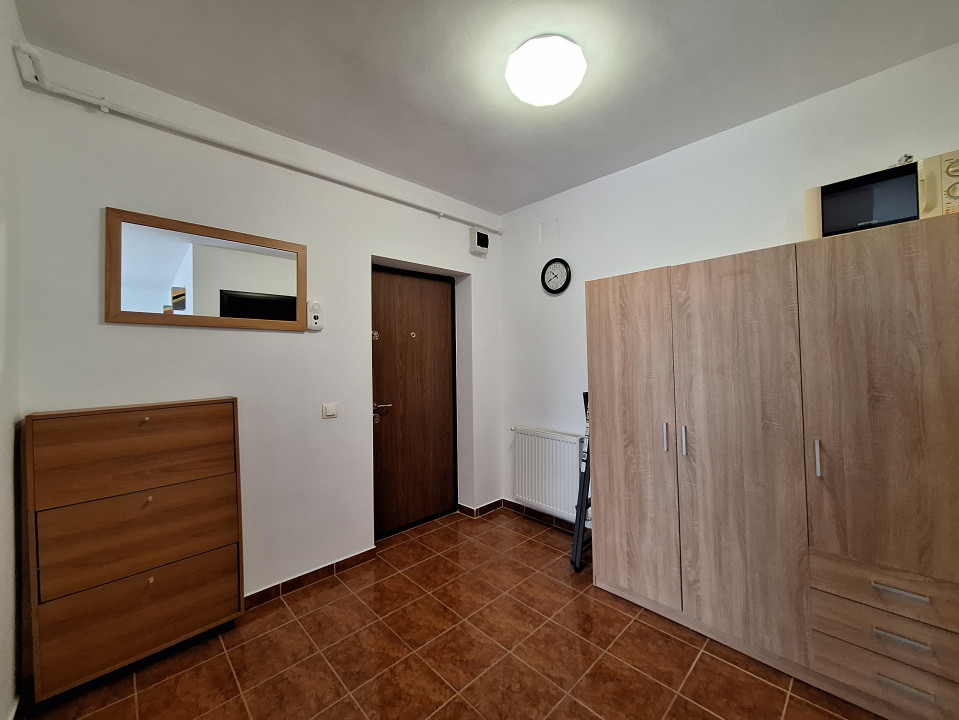 Apartament decomandat, balcon, etaj intermediar, zona Florilor