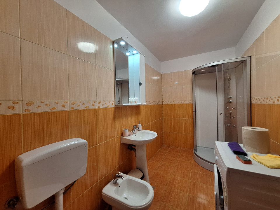 Apartament decomandat, balcon, etaj intermediar, zona Florilor
