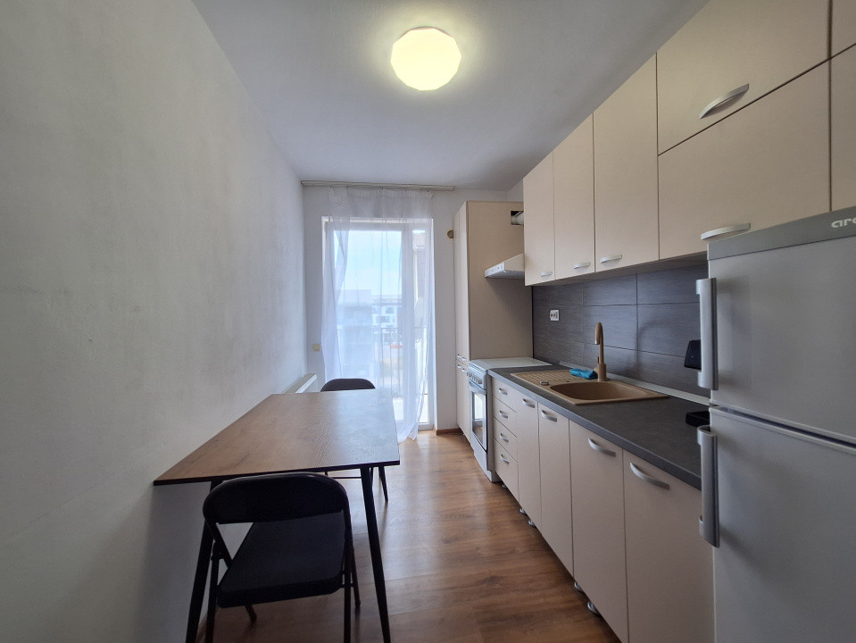 Apartament decomandat, balcon, etaj intermediar, zona Florilor