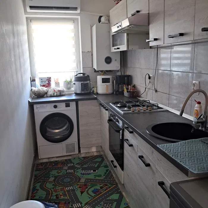 Apartament cu 3 camere, 50 mp, balcon, zona Terra
