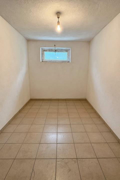 Boxă de depozitare de 9,17 mp cu geam,zona Eroilor