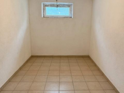 Boxă de depozitare de 9,17 mp cu geam,zona Eroilor