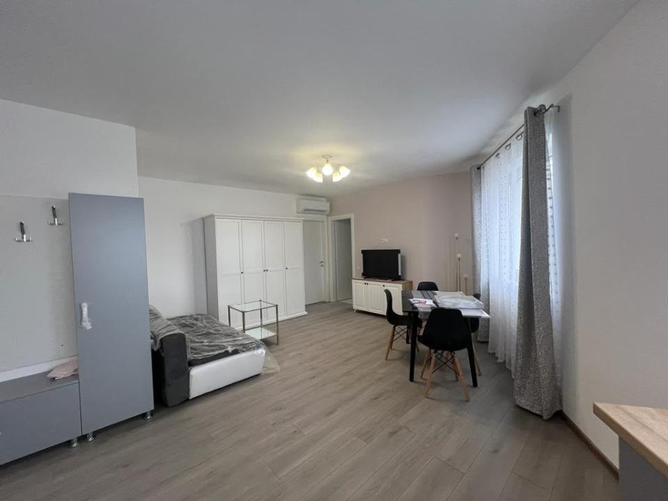 Apartament 3 camere de închiriat, parcare, zona BMW 